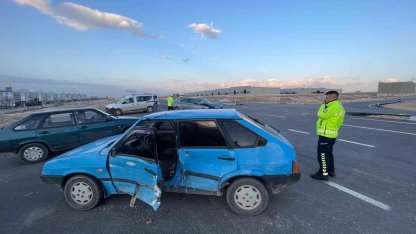 Karaman’da otomobiller çarpıştı: 2 yaralı