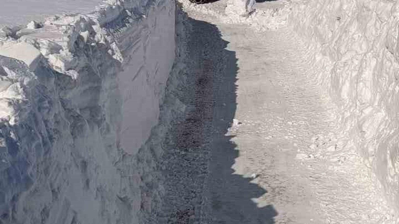 Karlıova’da 2 metreyi aşan karla mücadele