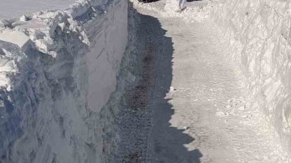 Karlıova’da 2 metreyi aşan karla mücadele