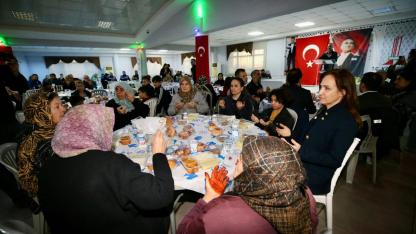 Karşıyaka’da ilk iftar sofrası Cumhuriyet Mahallesi’nde kuruldu