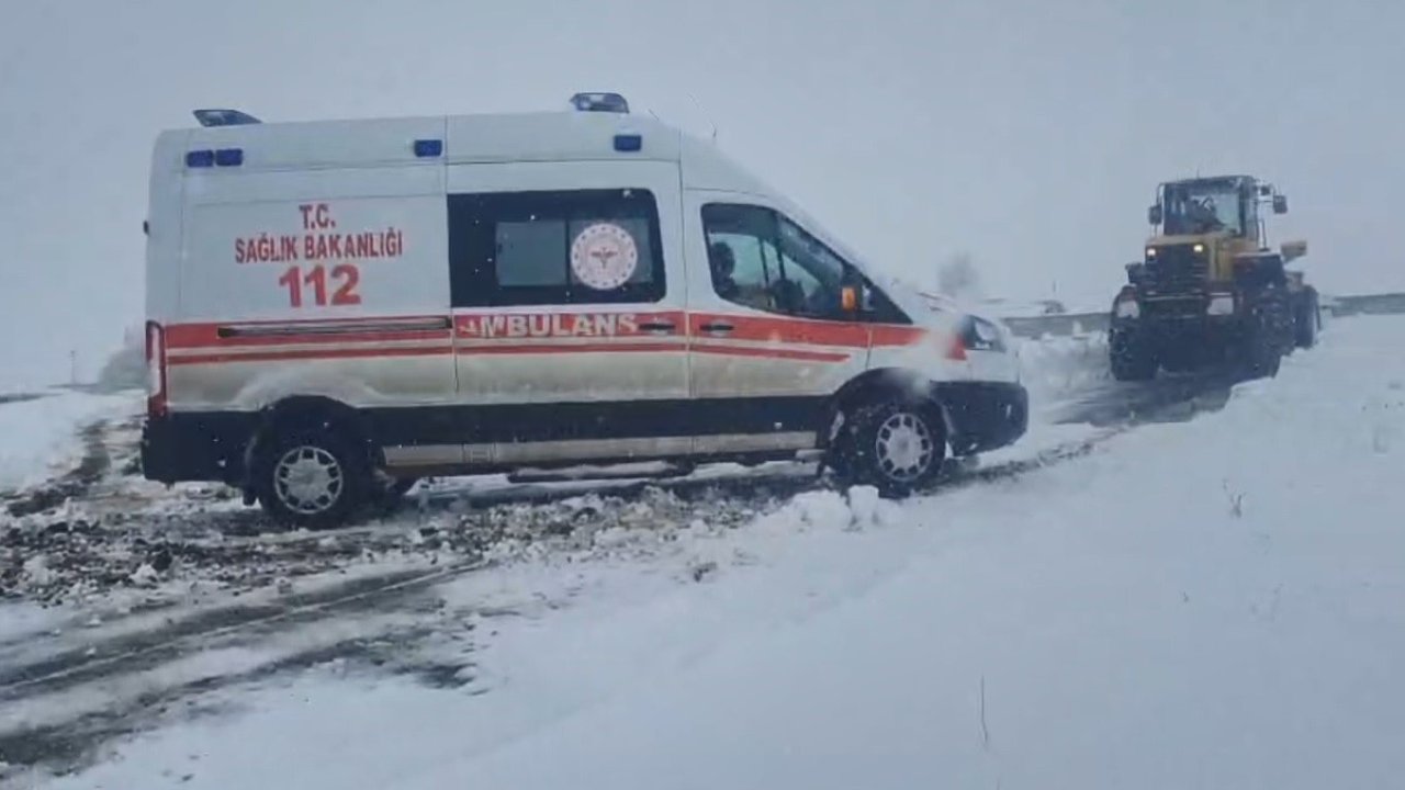 Kars’ta ambulanslara kar geçit vermedi