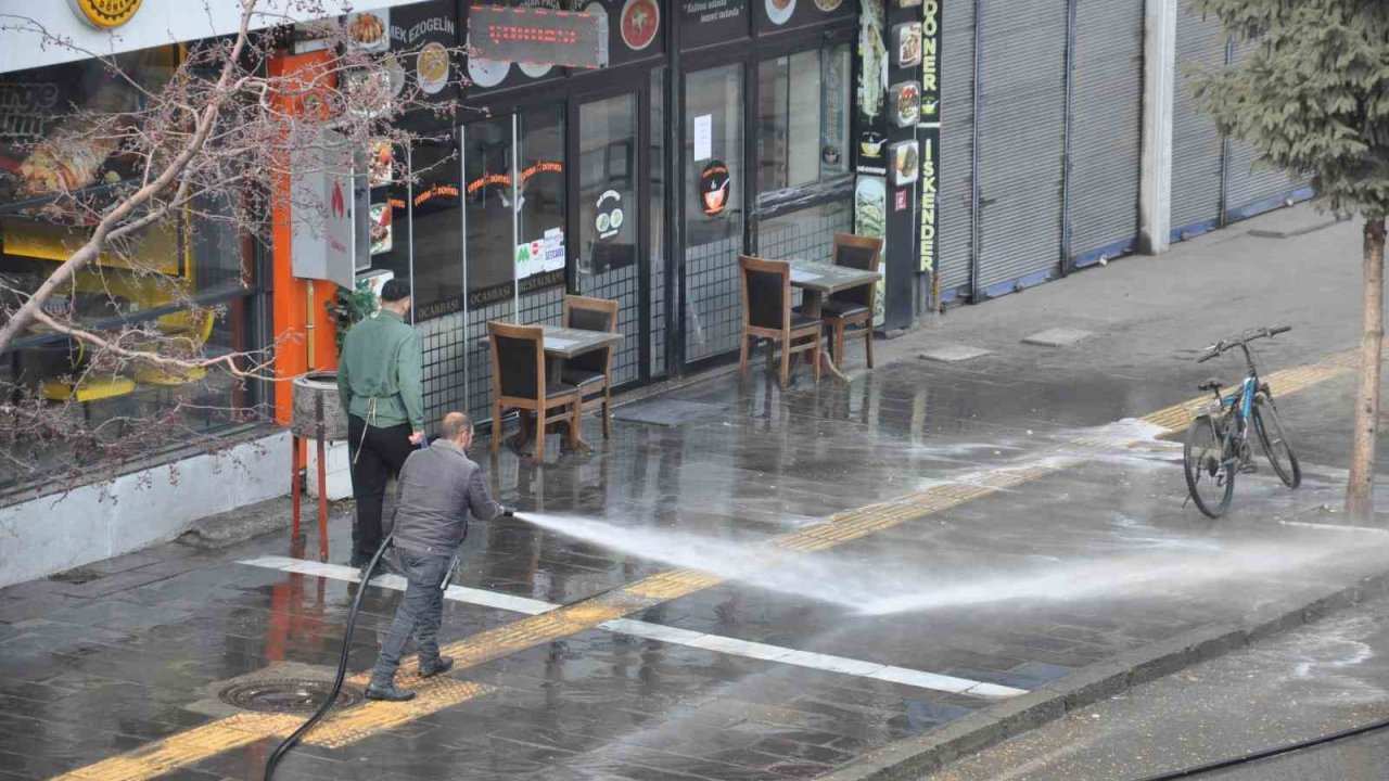 Kars’ta kaldırımlar tazyikli suyla yıkanıyor
