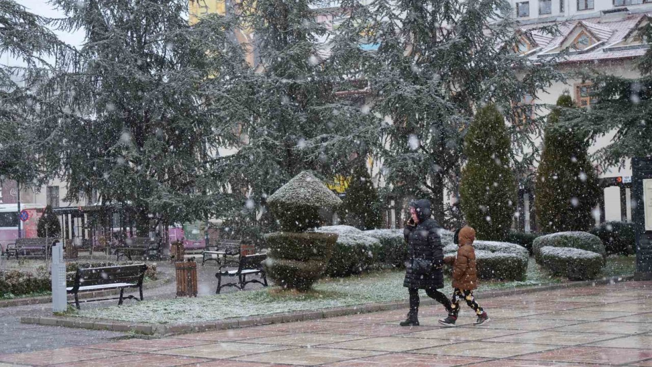 Kastamonu’da vatandaşlar, Ramazan ayının ilk gününe kar yağışıyla uyandı