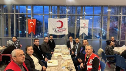 Kaymakam Dalak kurum amirleriyle Kızılay’ın iftarında vatandaşlarla buluştu