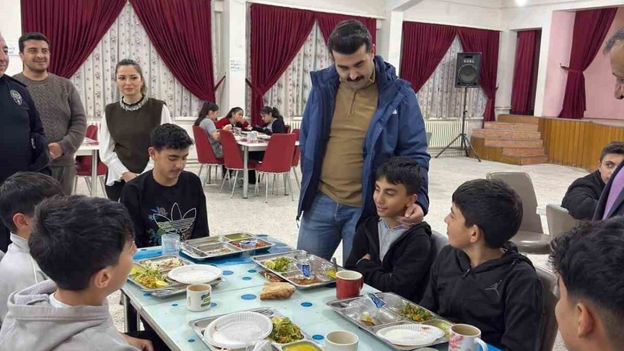 Kaymakam Eser, YBO öğrencileriyle iftarda buluştu
