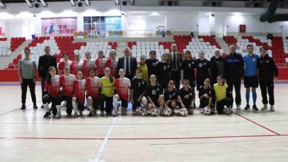 Kaymakam Öztürk, Yıldız Kızlar Futsal maçını takip etti