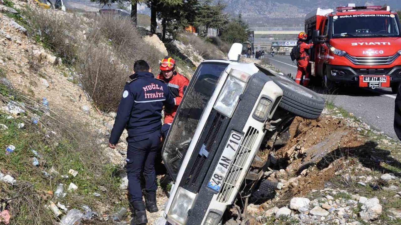 Kaza yapan Tofaş aracın içinde sıkışan vatandaşı itfaiye ekipleri kurtardı