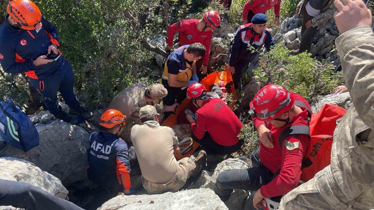 Keçilerin peşinden gidip kaya yarığına sıkışan Ayşe teyze komşularını dinlememiş