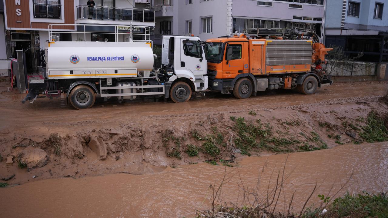 Kemalpaşa Ulucak’ta menfeze giren aracın çıkarılma çalışmaları sürüyor