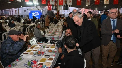 Kepez’de Ramazan bereketi iftar sofraları kuruldu, lokmalar dağıtıldı