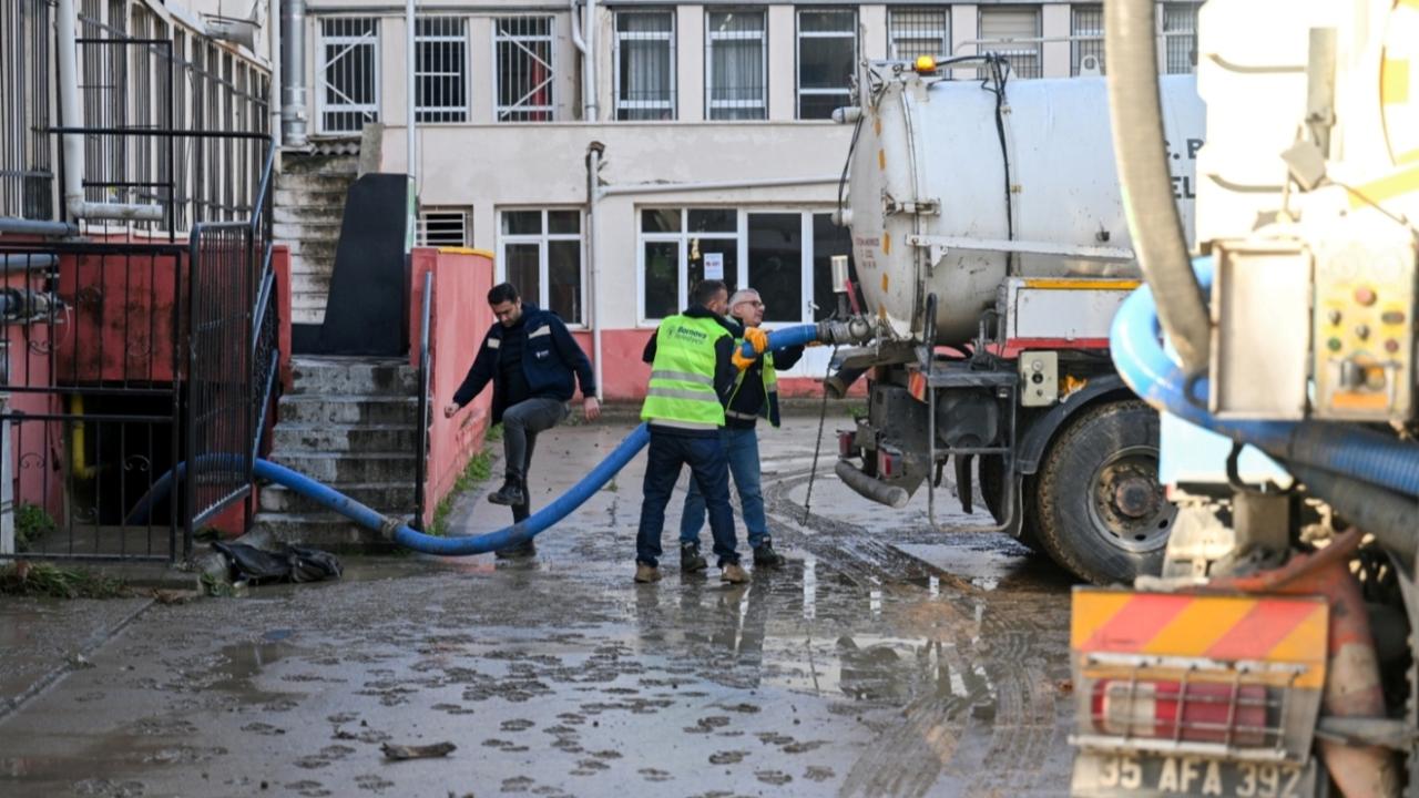 Kısa sürede yağan yoğun yağış Bornova’yı vurdu