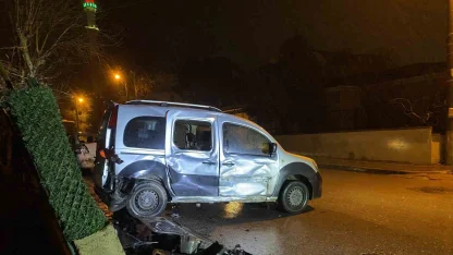 Kocaeli’de 3 aracın karıştığı zincirleme kazada sürücü kaçtı: 1 yaralı