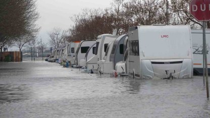 Kocaeli’de karavanlar su içinde kaldı, otopark sulara teslim oldu
