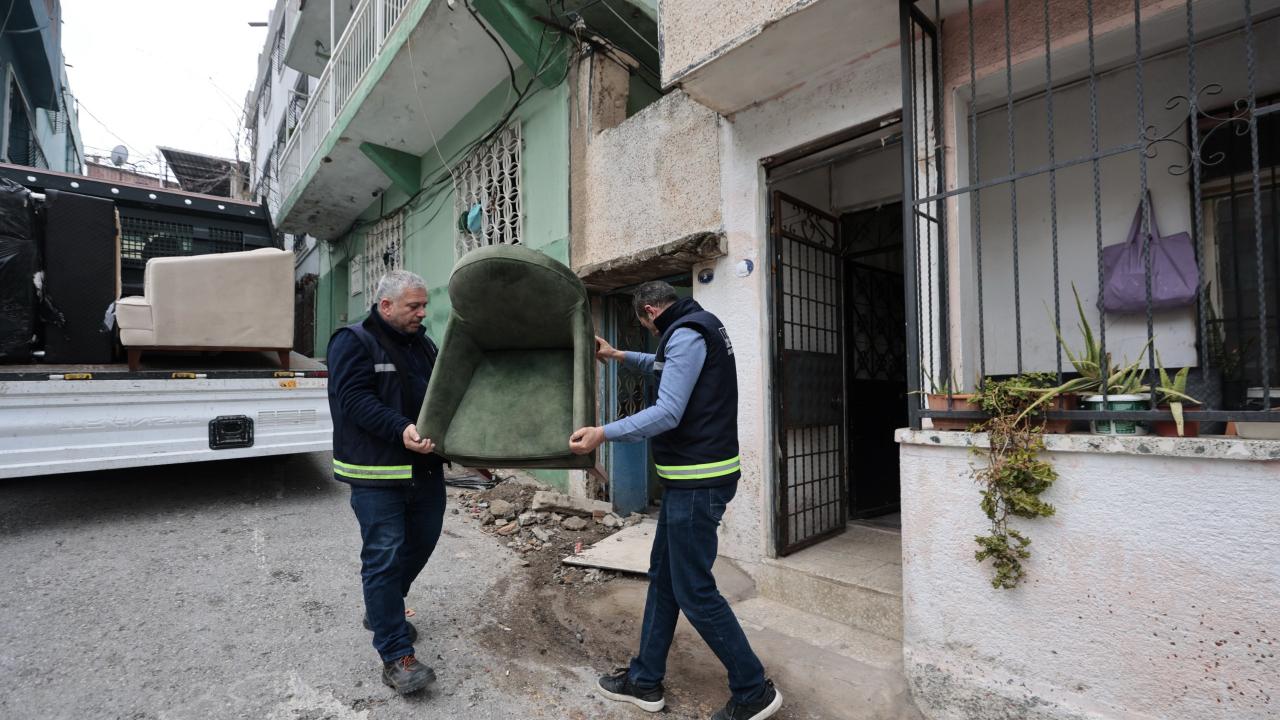 Konak’ta eşya dayanışması: Bağışlar ihtiyaç sahiplerine ulaştırılıyor