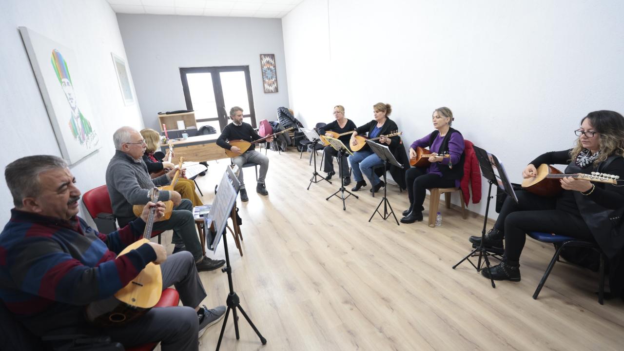 Konak’ta ücretsiz bağlama kursuna yoğun ilgi