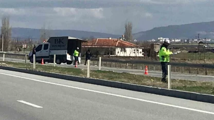 Kontrolden çıkan kamyonet bariyerlere çarptı: 1 yaralı