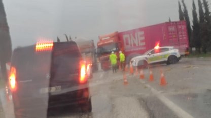 Kontrolden çıkan tır yolu kapattı