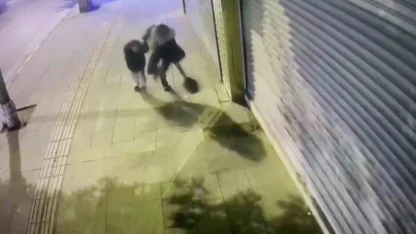 Kontrollü yıkımda çöken binadan koşarak kurtulan anne ve kızın kaçış anları kameraya yansıdı