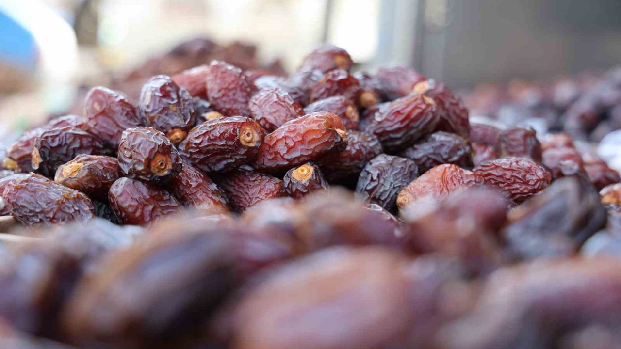 Konya’da hurmalar hem tezgahlarda hem de iftar sofralarında yerini aldı