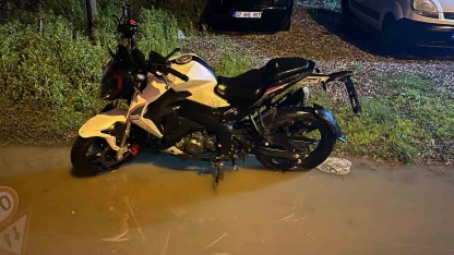 Köpeğe çarpmamak için manevra yapan motosikletin sürücüsü savrularak yaralandı