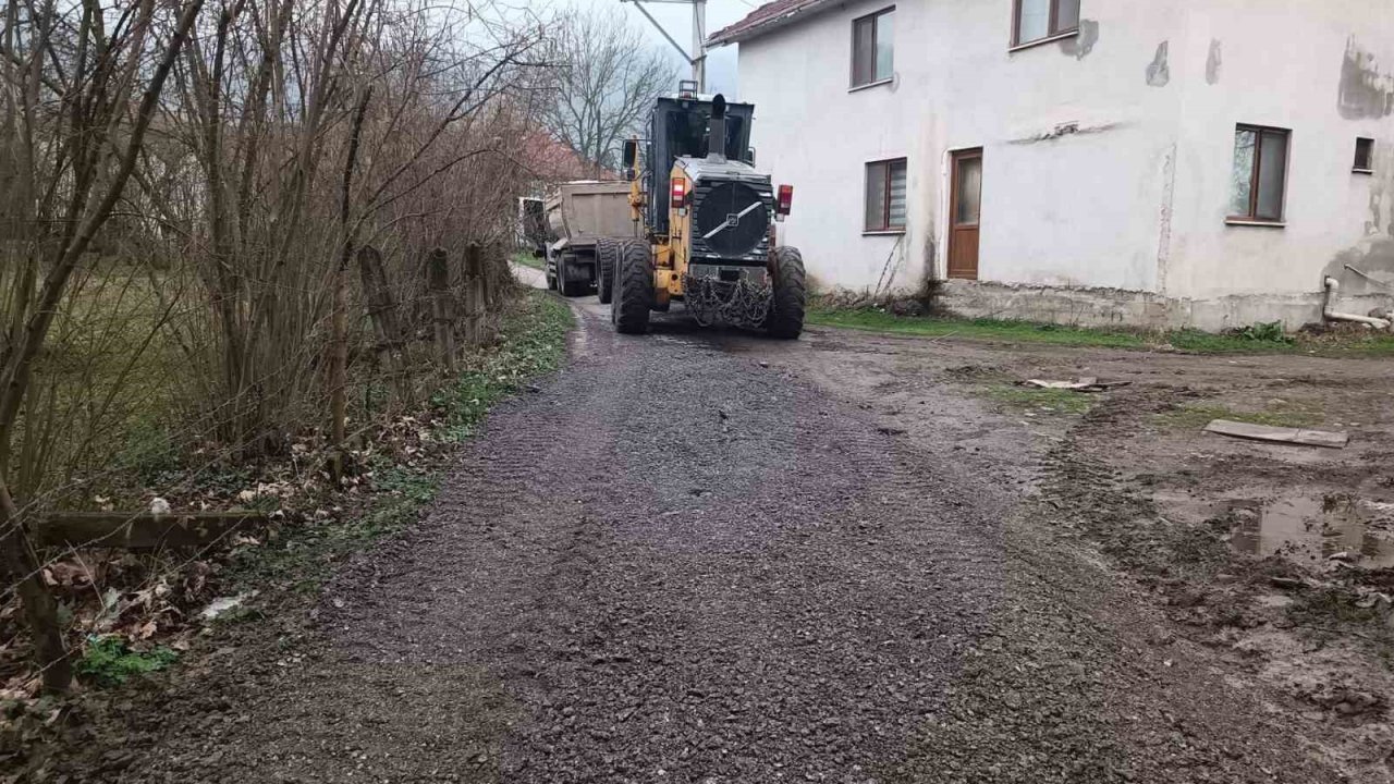 Köy yollarında yoğun çalışma