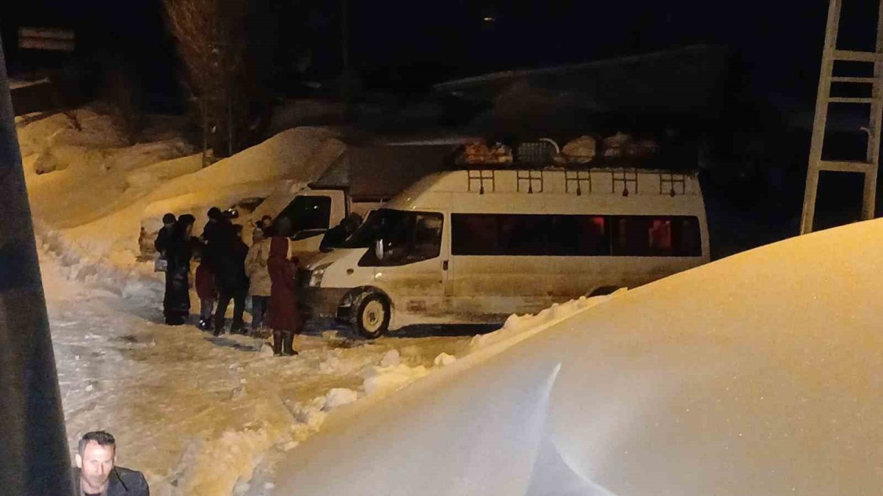 Köy yolunda mahsur kalan öğrenci servisi kurtarıldı