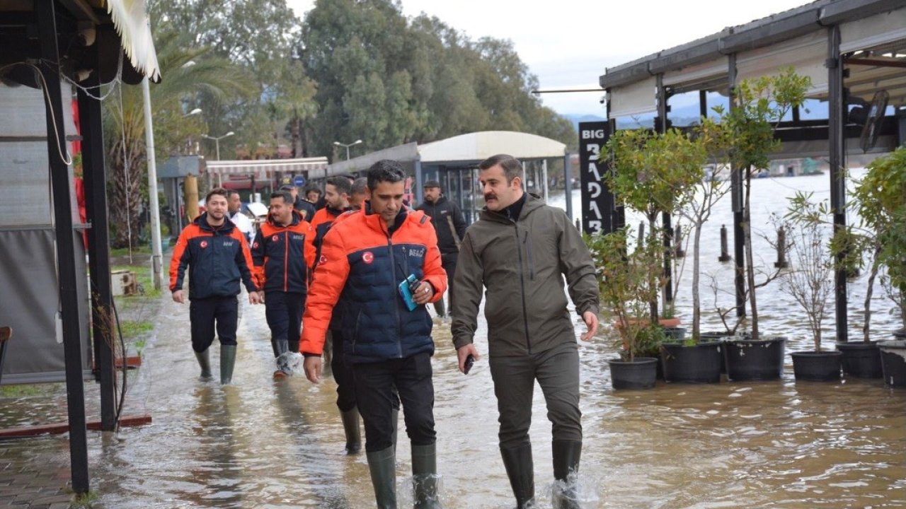 Köyceğiz Kaymakamı Kumcu, çizmesini giydi, kordonda incelemelerde bulundu