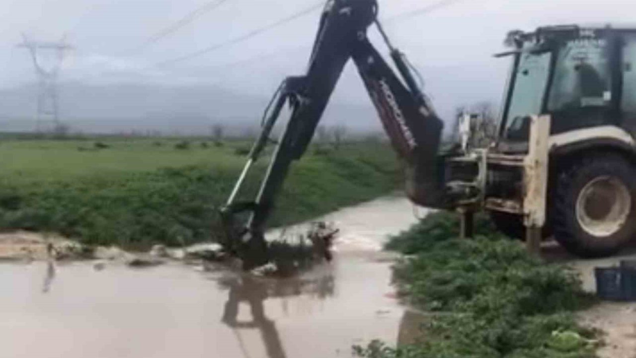 Küçük Menderes Nehri taştı, Bayındır’da ova köylerinde ekinler ve yollar zarar gördü