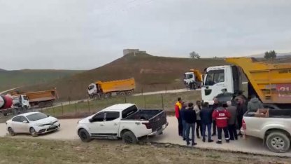 Kurtalan’da ağır tonajlı araçların geçişine tepki gösteren köylüler yolu kapattı