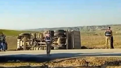 Kurtalan’da hafriyat kamyonu devrildi: 1 yaralı