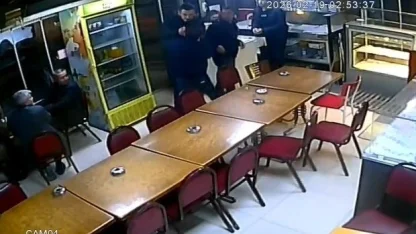 Kütahya’da çay evinde bıçaklı saldırı anı kamerada: 1 ağır yaralı