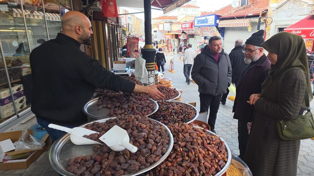 Kütahya’da hurma tezgâhlardaki yerini aldı, fiyatlar 150 TL’den başlıyor