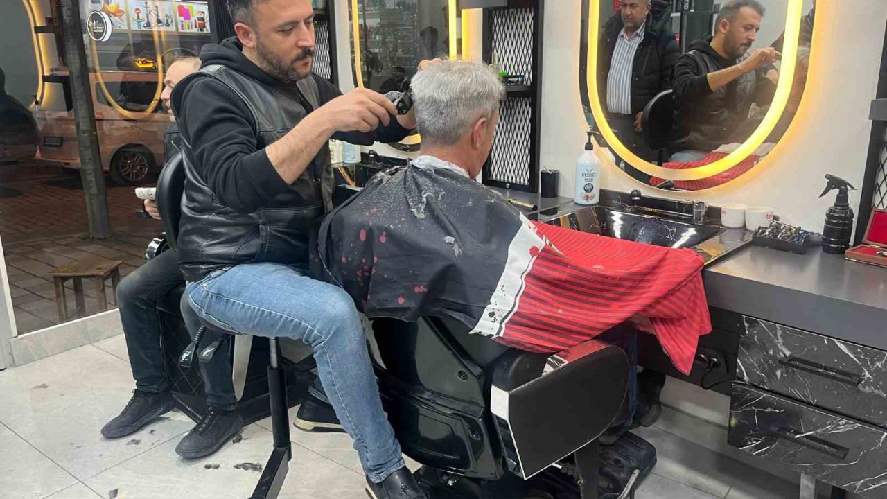 Kütahyalı berberden örnek çözüm: Mesleğini bırakmadı, koltuğu dönüştürdü