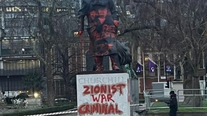 Londra’daki Winston Churchill heykeline kırmızı boyalarla İsrail protestosu