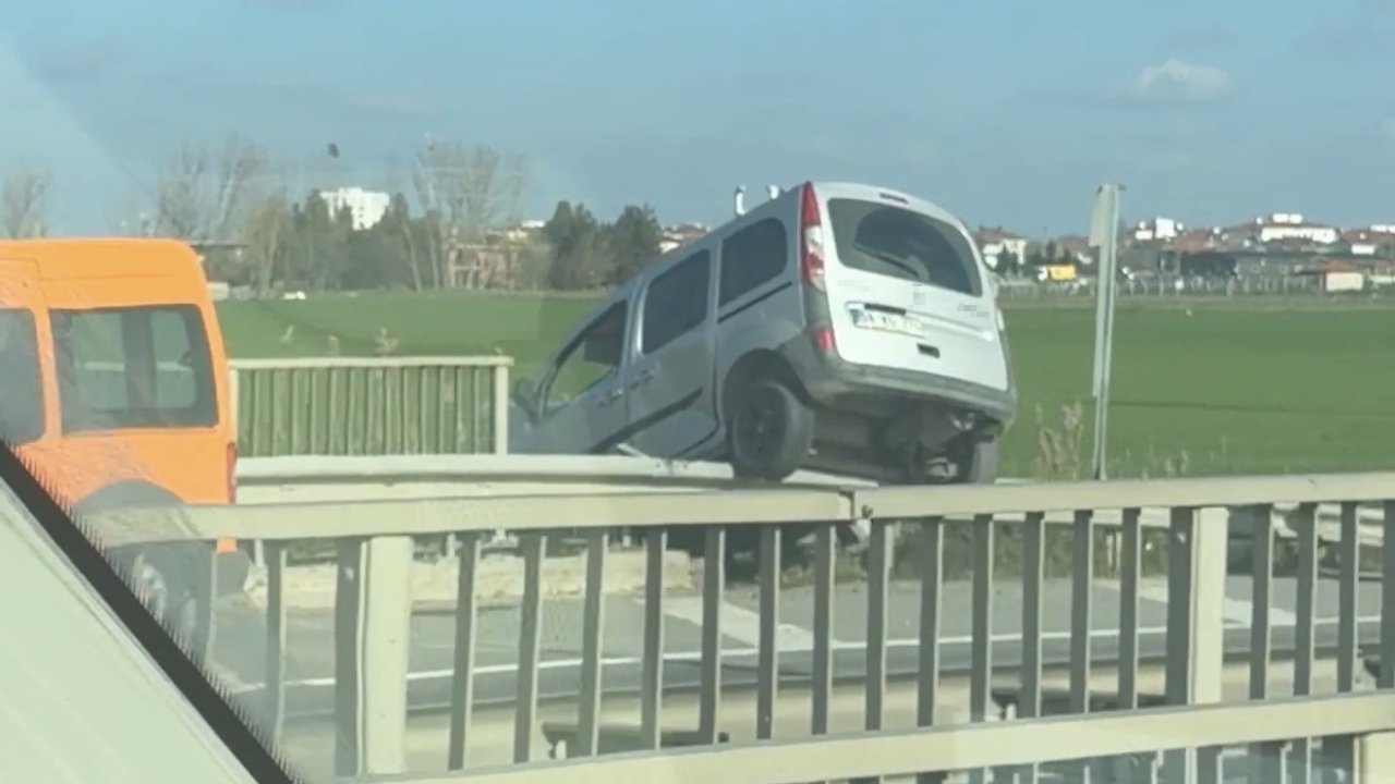Lüleburgaz’da hafif ticari araç bariyerlerin üzerine çıktı