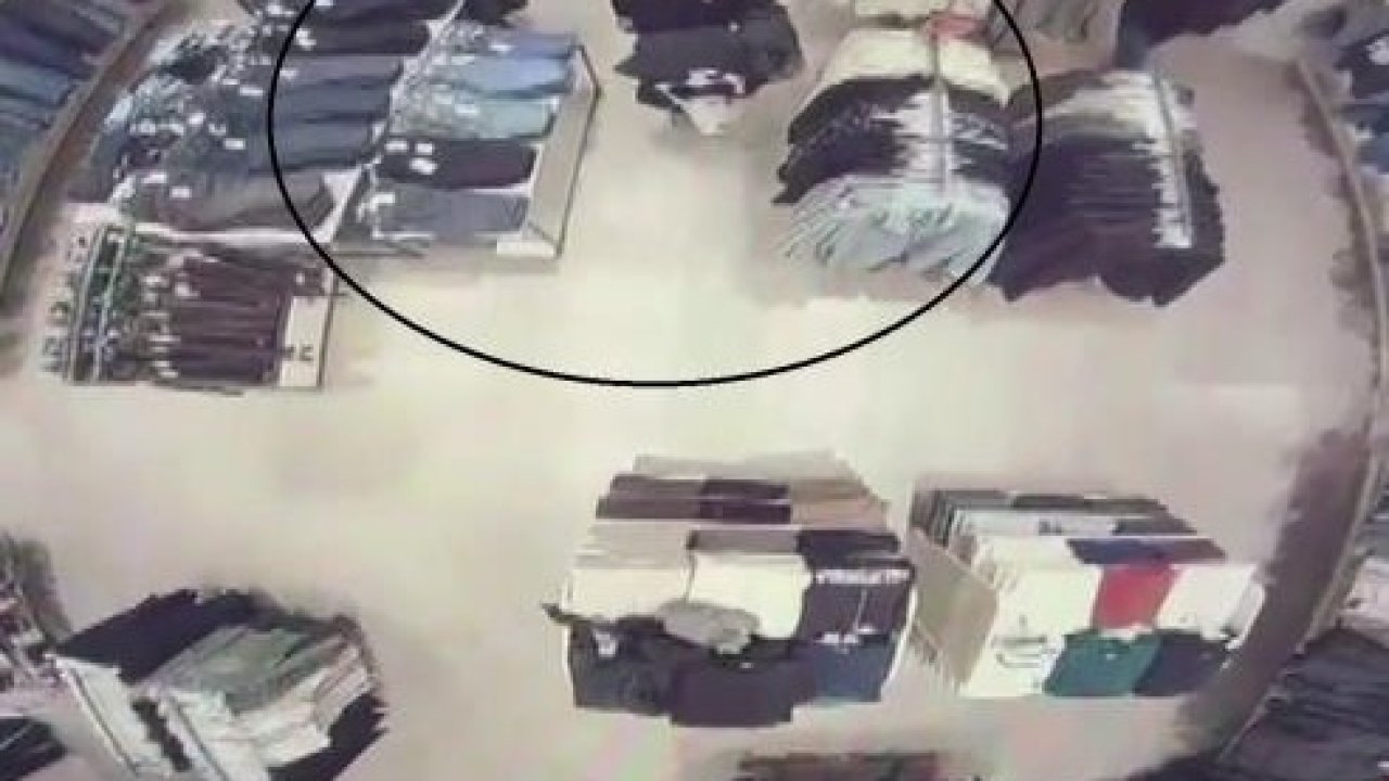 Mağazada alışveriş yaparcasına rahat davranan 118 suç kaydı bulunan şahıs, kabinde alarmları sökerken yakalandı