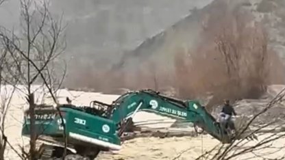 Mahsur kalan vatandaş iş makinesi ile kurtarıldı