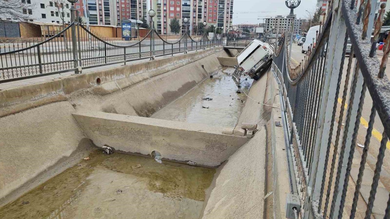 Malatya’da kontrolden çıkan pikap kanala uçtu