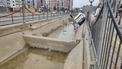 Malatya’da kontrolden çıkan pikap kanala uçtu