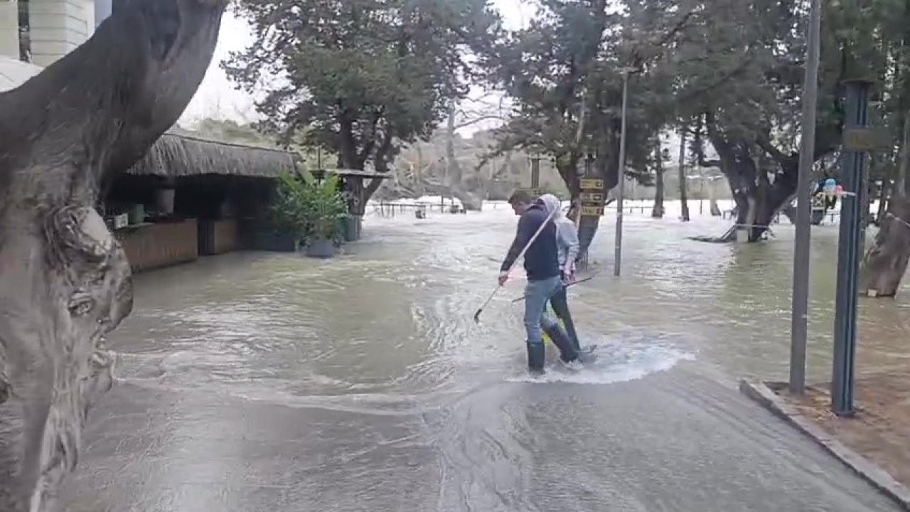Manavgat Irmağı’nda su debisi yükseldi, işletmeleri su bastı