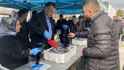 Manisa’da belediyenin ikramı 8 ton hamsi 1 saatte tükendi