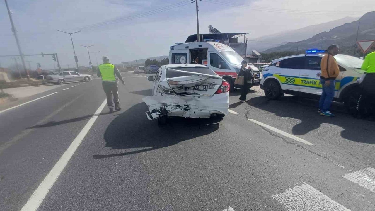 Manisa’da iki otomobil çarpıştı: 2’si çocuk 5 yaralı