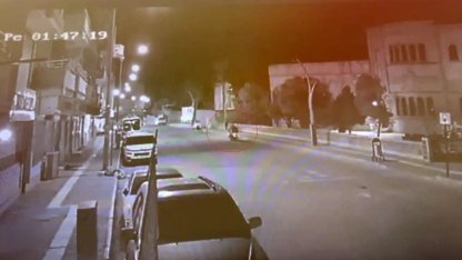 Mardin’de motosikletin kadına çarpma anı güvenlik kamerasına yansıdı