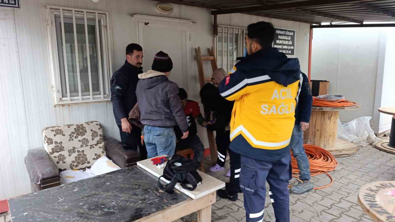 Matkapla elini delen işçi yaralandı