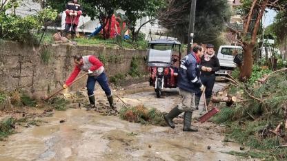 Menderes Belediyesi Yoğun Yağışlarda Sahada