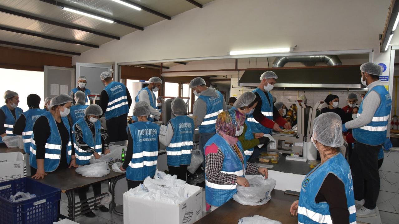 Menemen Belediyesi Aşevi’nden her gün 10 bin kişiye yemek