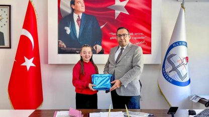 Menteşeli Azra İstiklal Marşı okuma yarışmasında Türkiye birincisi oldu