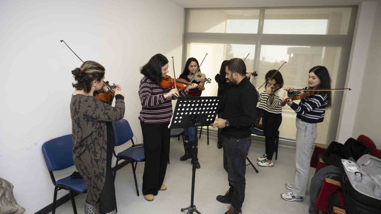 Mersin Büyükşehir Belediyesinin ücretsiz enstrüman kurslarına yoğun ilgi