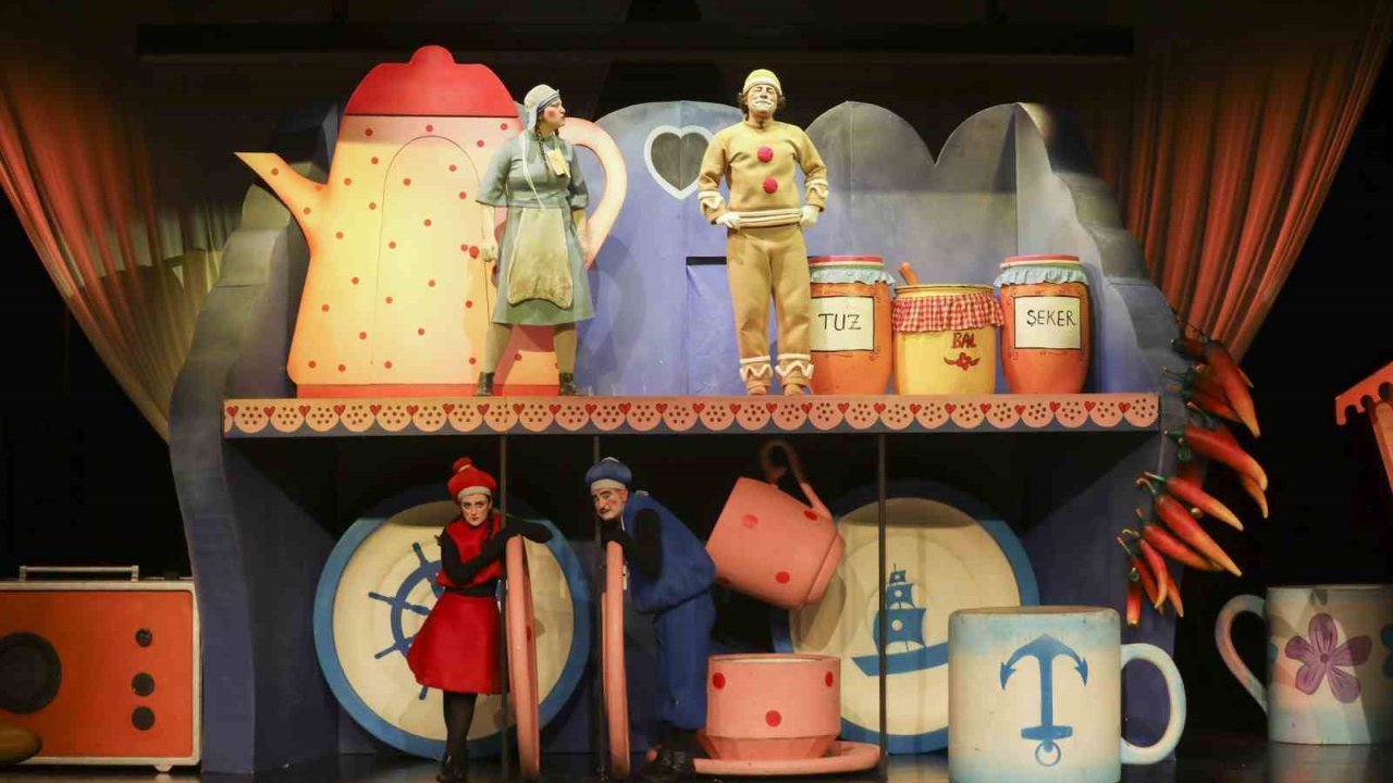 Mersin Şehir Tiyatrosuna küçük ellerden büyük alkış