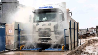 Metro şantiyesinden çıkan araçlar temizlendikten sonra trafiğe karışıyor